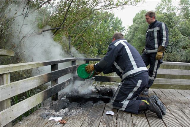 2009/185/20090808 005 Nacontrole buitenbrand Snelliuslaan.jpg